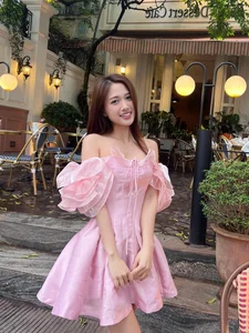 Minh Vuong Girlfriend Masters Elegant and Alluring Style - image 2