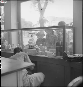 Rare Historical Photos: The Iconic Vien Dong Department Store of Old Saigon - image 12