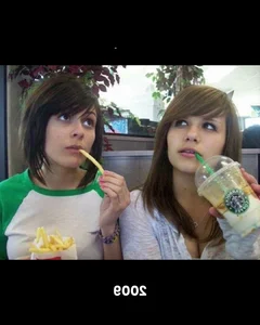 Best Friends of 18 Years Recreate Childhood Photo with Surprising Results - image 5