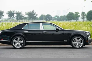 Luxury on Wheels: Rare Bentley Mulsanne Le Mans Edition Spotted in Hanoi - image 2