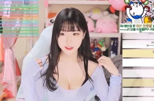 Viral Moment: Influencer Accidentally Leaves Camera Rolling During Stream - image 7