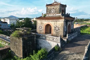 The Hidden History of Military Bunkers on Hue's Ancient Citadel Walls - image 9