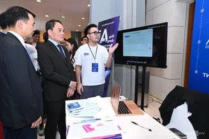Tran Luu Quang Explores Cutting-Edge Tech at AI4VN 2024 Summit - image 3