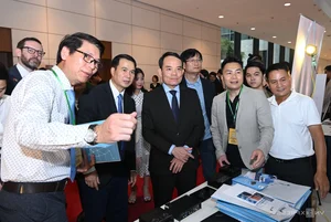 Tran Luu Quang Explores Cutting-Edge Tech at AI4VN 2024 Summit - image 0