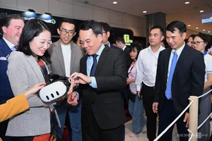 Tran Luu Quang Explores Cutting-Edge Tech at AI4VN 2024 Summit - image 5
