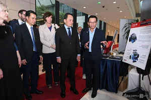 Tran Luu Quang Explores Cutting-Edge Tech at AI4VN 2024 Summit - image 7