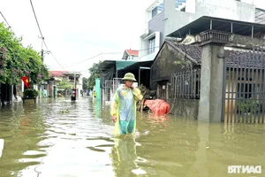 Hanoi Flooding Crisis: A Mother’s Brave Escape with Her 9-Month-Old Baby - image 14