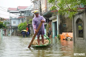 Hanoi Flooding Crisis: A Mother’s Brave Escape with Her 9-Month-Old Baby - image 9