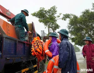 Hanoi Flooding Crisis: A Mother’s Brave Escape with Her 9-Month-Old Baby - image 4