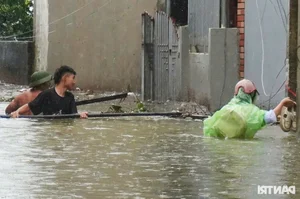 Hanoi Flooding Crisis: A Mother’s Brave Escape with Her 9-Month-Old Baby - image 6