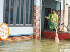 Hanoi Flooding Crisis: A Mother’s Brave Escape with Her 9-Month-Old Baby - image 12