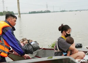 Hanoi Flooding Crisis: A Mother’s Brave Escape with Her 9-Month-Old Baby - image 10