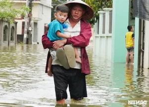 Hanoi Flooding Crisis: A Mother’s Brave Escape with Her 9-Month-Old Baby - image 8