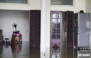 Hanoi Flooding Crisis: A Mother’s Brave Escape with Her 9-Month-Old Baby - image 5
