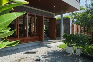 NI Villa: West-Facing Heat-Resistant House Inspired by Hoi An Ancient Town - image 12