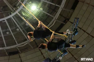 The Artist's Tet: Circus and Cheo Performers Work Through the Holidays for Premium Pay - image 6