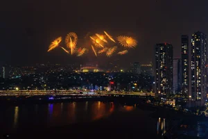 Sun Group Brings Spectacular Fireworks Displays from Phu Quoc and Da Nang to Hanoi - image 7