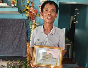 Heroic Rescue in Da Nang: Man Saves Two Children from Rough Seas - image 2