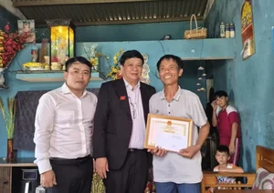 Heroic Rescue in Da Nang: Man Saves Two Children from Rough Seas - image 5