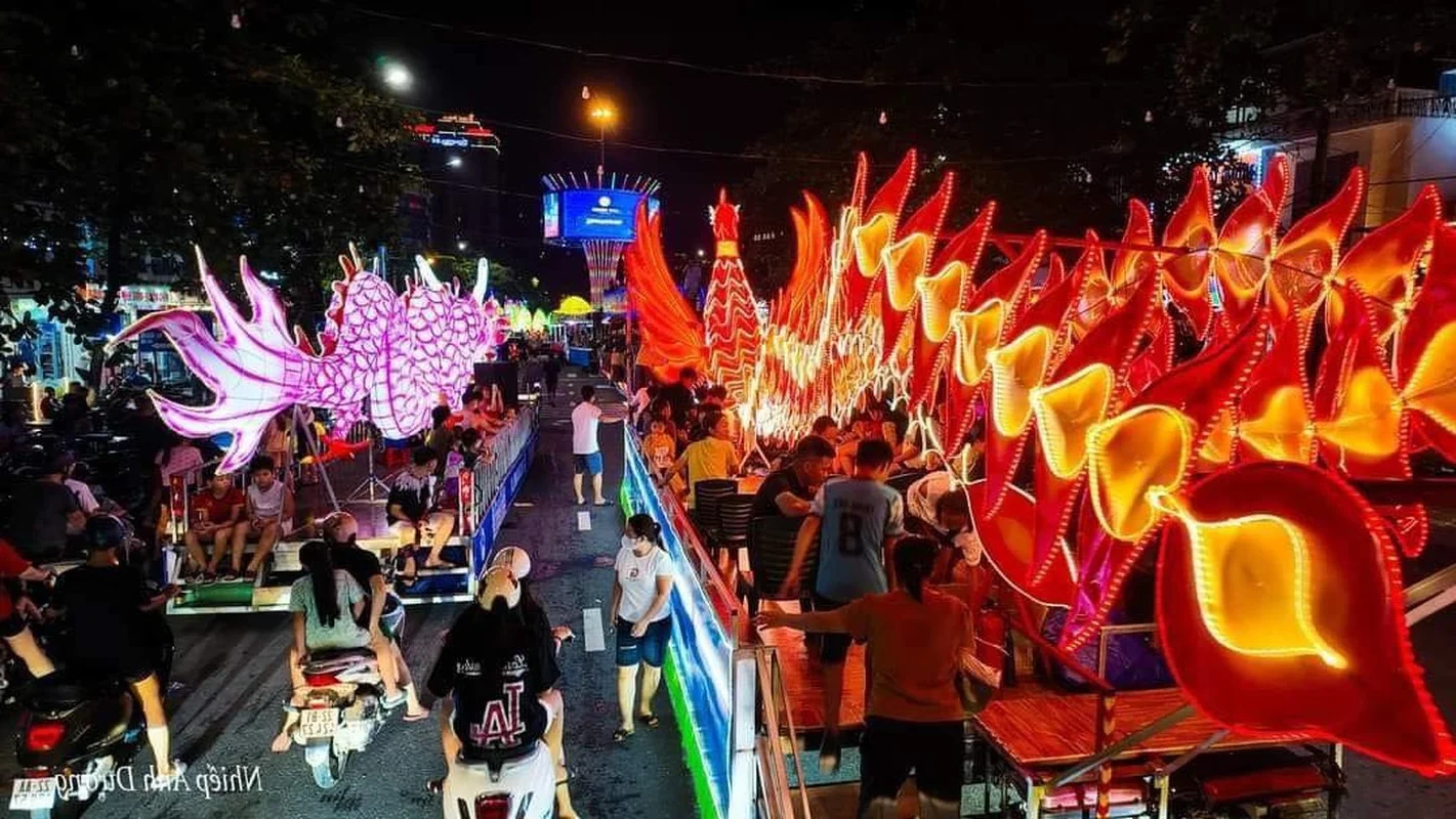 Giant Mid-Autumn Lanterns Illuminate Tuyen Quang in a Spectacular Cultural Display