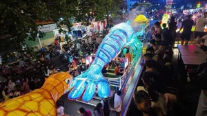 Giant Mid-Autumn Lanterns Illuminate Tuyen Quang in a Spectacular Cultural Display - image 3