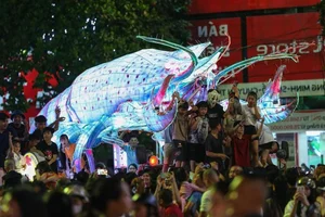 Giant Mid-Autumn Lanterns Illuminate Tuyen Quang in a Spectacular Cultural Display - image 1