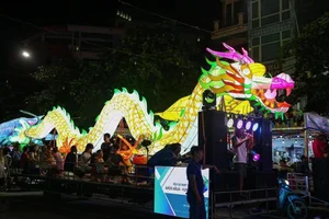 Giant Mid-Autumn Lanterns Illuminate Tuyen Quang in a Spectacular Cultural Display - image 7