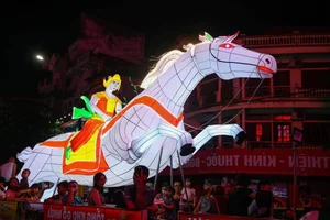 Giant Mid-Autumn Lanterns Illuminate Tuyen Quang in a Spectacular Cultural Display - image 2