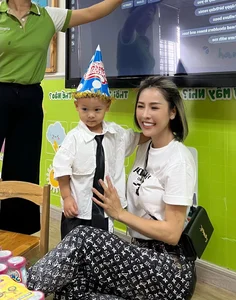 Que Van: From Controversial Beauty Pageant Entry to Stunning Mother of Three - image 9