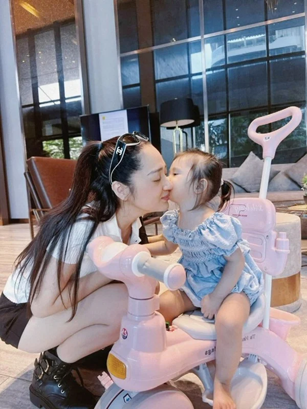 Singer Bao Anh Surprises Fans with Accidental Baby Reveal in 2024