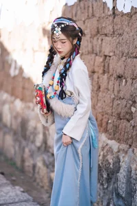 Vẻ Đẹp Thanh Khiết: Huang Ying Giữa Cánh Đồng Hoa Gesang Rực Rỡ Nơi Cao Nguyên - image 23