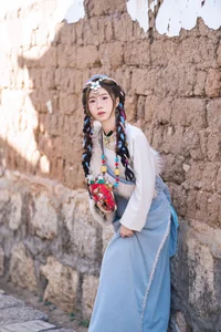 Vẻ Đẹp Thanh Khiết: Huang Ying Giữa Cánh Đồng Hoa Gesang Rực Rỡ Nơi Cao Nguyên - image 5
