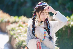 Vẻ Đẹp Thanh Khiết: Huang Ying Giữa Cánh Đồng Hoa Gesang Rực Rỡ Nơi Cao Nguyên - image 10
