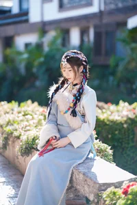 Vẻ Đẹp Thanh Khiết: Huang Ying Giữa Cánh Đồng Hoa Gesang Rực Rỡ Nơi Cao Nguyên - image 6