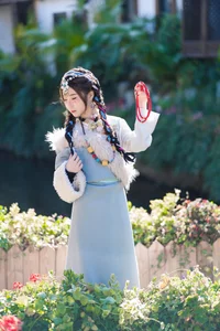 Vẻ Đẹp Thanh Khiết: Huang Ying Giữa Cánh Đồng Hoa Gesang Rực Rỡ Nơi Cao Nguyên - image 2