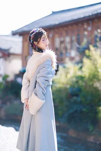 Vẻ Đẹp Thanh Khiết: Huang Ying Giữa Cánh Đồng Hoa Gesang Rực Rỡ Nơi Cao Nguyên - image 1