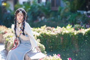 Vẻ Đẹp Thanh Khiết: Huang Ying Giữa Cánh Đồng Hoa Gesang Rực Rỡ Nơi Cao Nguyên - image 3