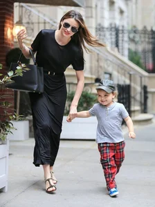 Miranda Kerr Welcomes Fourth Pregnancy: Embracing Motherhood and Defying Critics - image 1