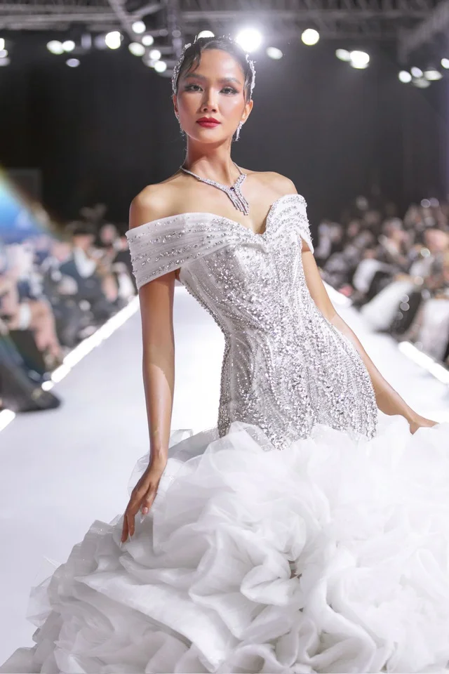 Stunning Photos of Miss International Queen Huong Giang in Elegant Bridal Fashion
