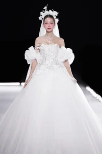 Stunning Photos of Miss International Queen Huong Giang in Elegant Bridal Fashion - image 16