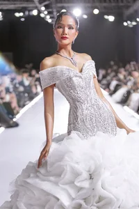 Stunning Photos of Miss International Queen Huong Giang in Elegant Bridal Fashion - image 0