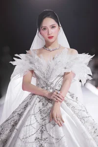 Stunning Photos of Miss International Queen Huong Giang in Elegant Bridal Fashion - image 12
