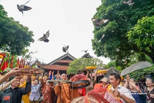 Preserving History: The Ancient 'Robing the Buddha' Ritual at Keo Temple - image 6