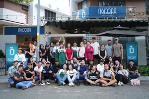 Behind the Scenes: The Energetic Cast of 'Tuổi Trẻ Giá Bao Nhiêu' Shares Candid Moments - image 10