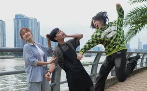 Behind the Scenes: The Energetic Cast of 'Tuổi Trẻ Giá Bao Nhiêu' Shares Candid Moments - image 8