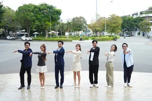 Behind the Scenes: The Energetic Cast of 'Tuổi Trẻ Giá Bao Nhiêu' Shares Candid Moments - image 6