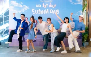 Behind the Scenes: The Energetic Cast of 'Tuổi Trẻ Giá Bao Nhiêu' Shares Candid Moments - image 3