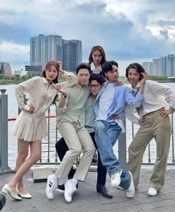 Behind the Scenes: The Energetic Cast of 'Tuổi Trẻ Giá Bao Nhiêu' Shares Candid Moments - image 5