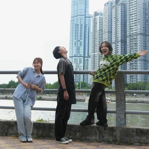 Behind the Scenes: The Energetic Cast of 'Tuổi Trẻ Giá Bao Nhiêu' Shares Candid Moments - image 13