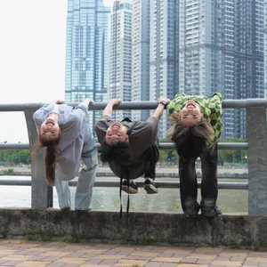Behind the Scenes: The Energetic Cast of 'Tuổi Trẻ Giá Bao Nhiêu' Shares Candid Moments - image 9